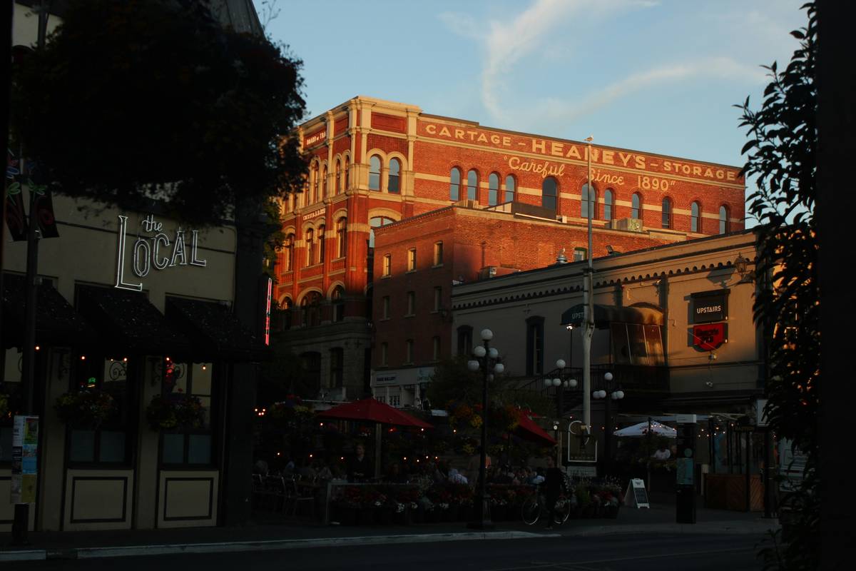 Jessica Alba wearing stylish yoga pants accessorized with booties