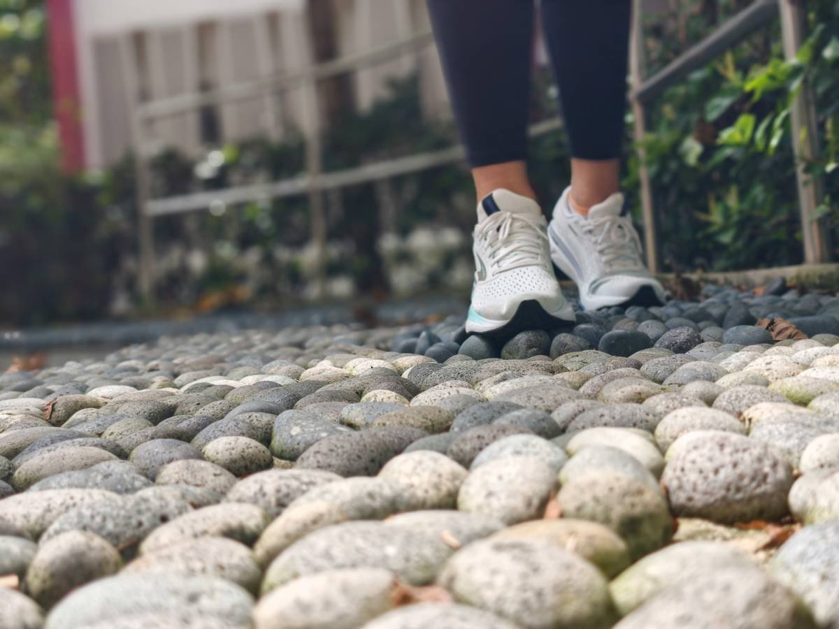 Infographic showing key features of Bloomingdale's wellness shoes: arch support, heel cup, cushioned midsole, breathable upper