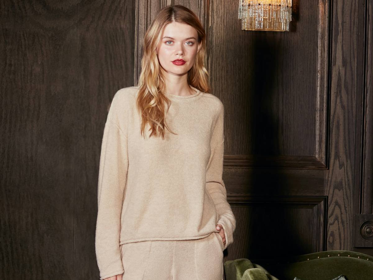 Infographic showing key features of health-conscious pants: moisture-wicking, 4-way stretch, antimicrobial, seamless design