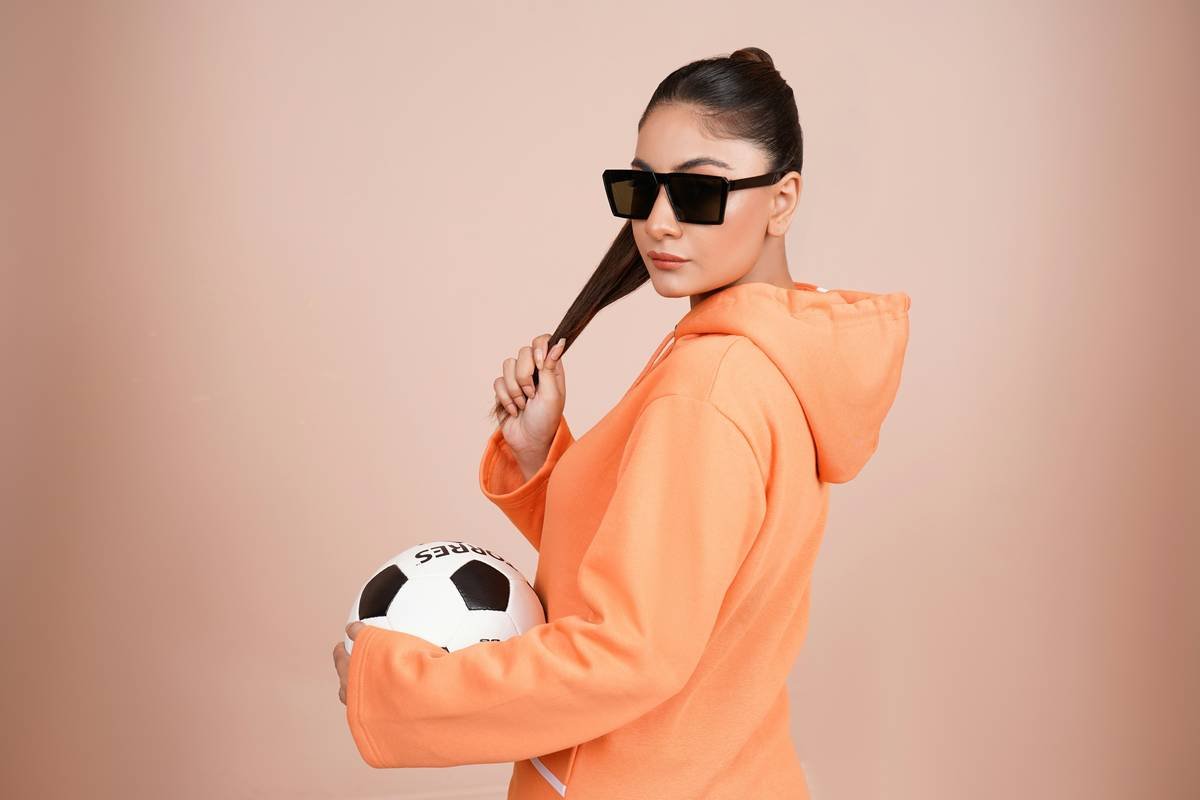 Infographic showing top 5 sporty brands at Bloomingdale's: Nike, Lululemon, Alo Yoga, Vuori, and On with key features like moisture-wicking, 4-way stretch, and eco-friendly materials