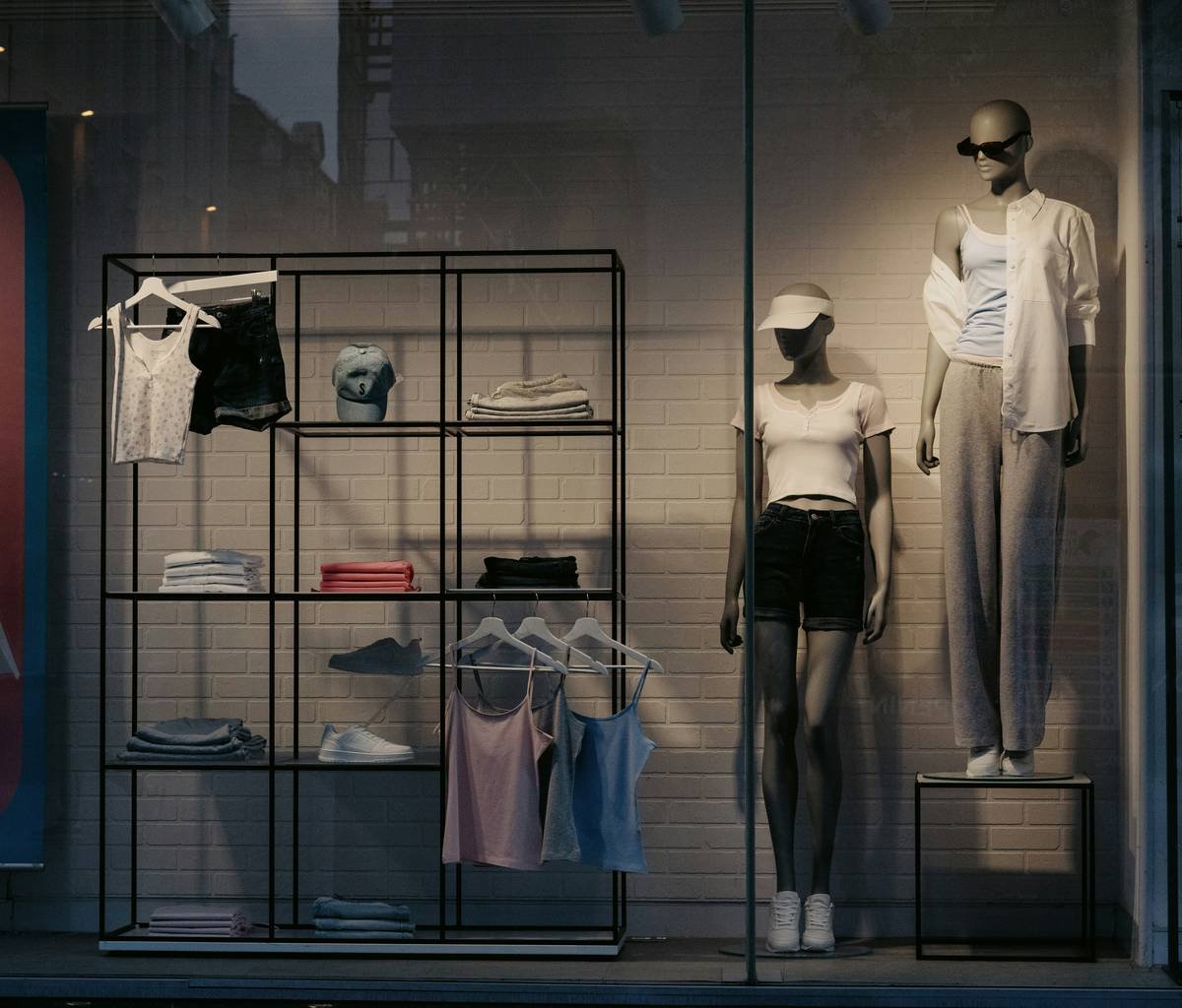 Infographic comparing fabric safety ratings of top Bloomingdale's clothing brands including Lululemon, Free People, Vince, Terez, and Calvin Klein with OEKO-TEX and GOTS certification indicators