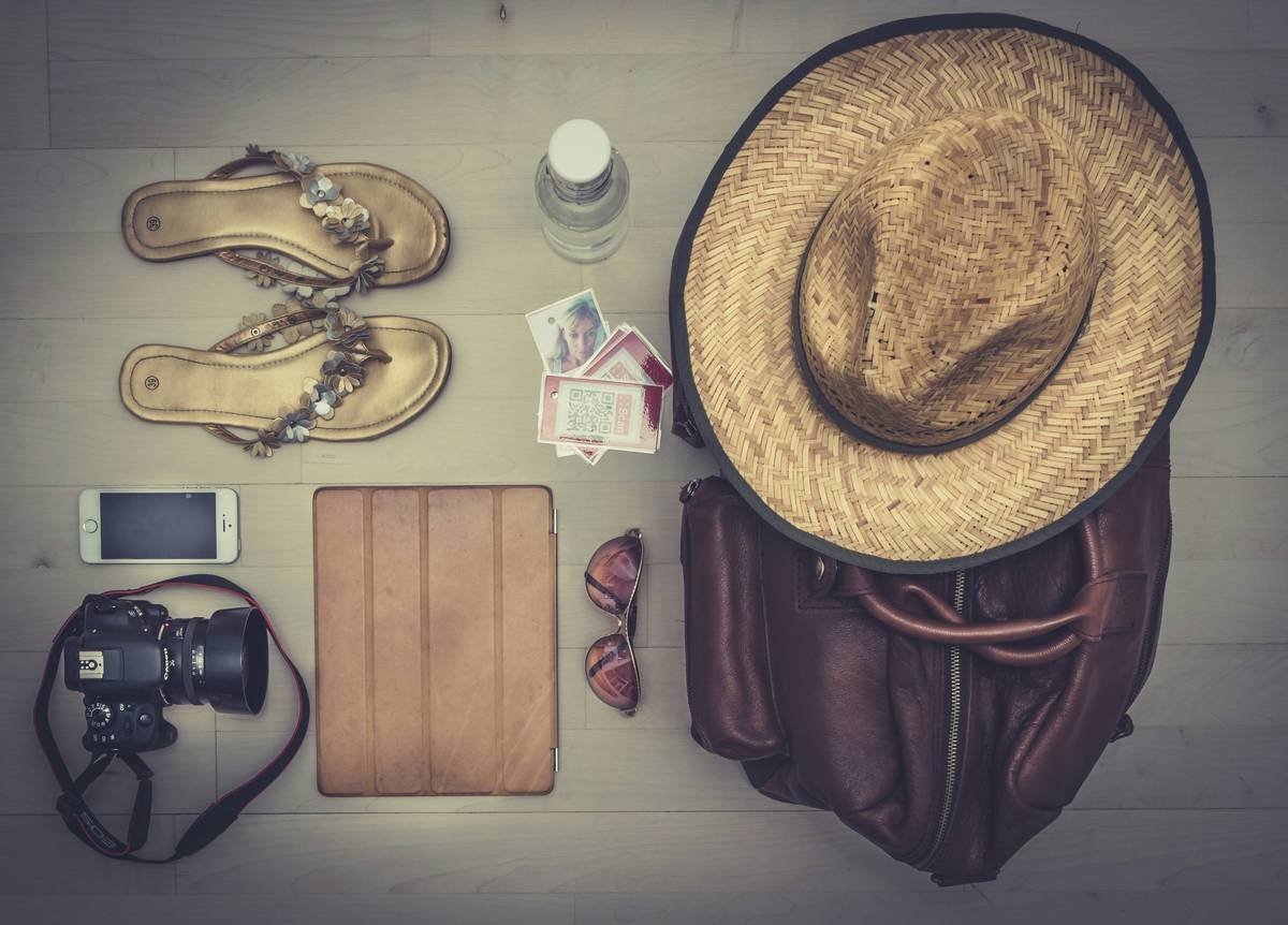 Infographic: How fabric choice impacts traveler health—cotton vs. moisture-wicking blends vs. antimicrobial textiles