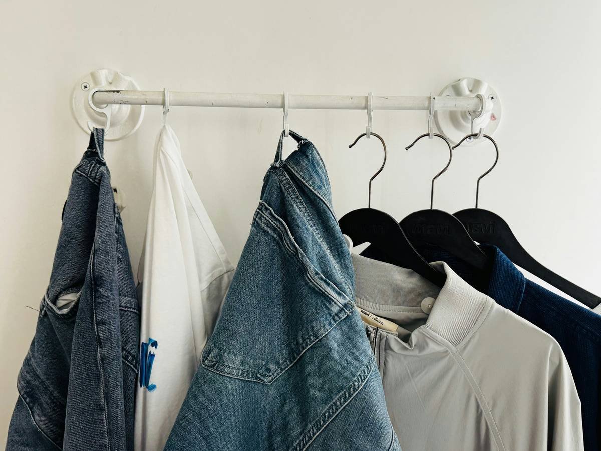 Infographic showing 68% of Americans cite closet clutter as a top stressor, with icons depicting cortisol spikes, wrinkled linen, and tangled accessories