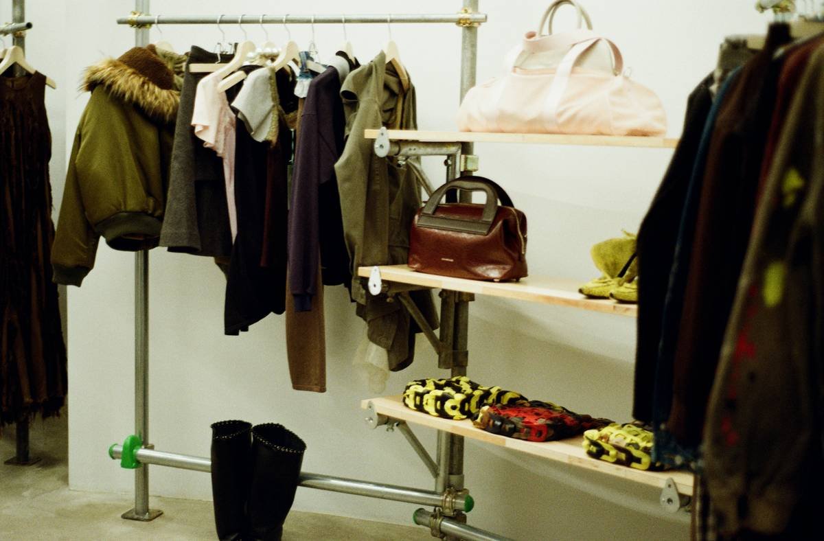 Infographic showing benefits of capsule wardrobe: reduced stress, 30% less spending, 5x more outfit combinations