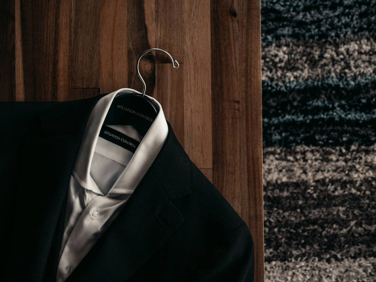 Comparison chart showing wrinkle reduction in travel garment bags vs. traditional suitcases across wool, silk, and linen fabrics