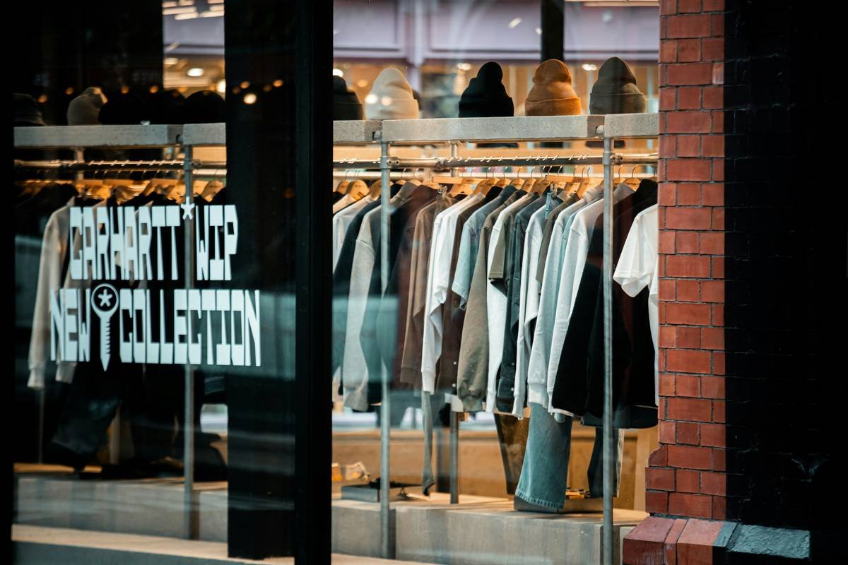 Infographic showing breakdown of common streetwear materials: conventional cotton (high water use), polyester (sheds microplastics), organic cotton (OEKO-TEX certified), Tencel (low-impact fiber), and performance blends with moisture-wicking properties.