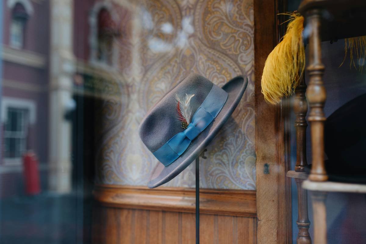 Infographic showing common hat damage from poor storage: crushed brims, mildew spots, faded ribbons, and fiber breakage