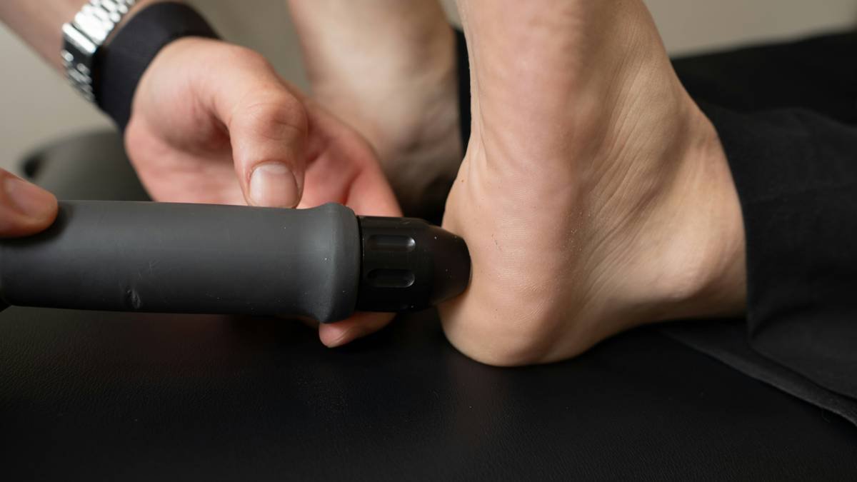 Infographic showing foot pressure points during shoe entry with vs without a shoe horn