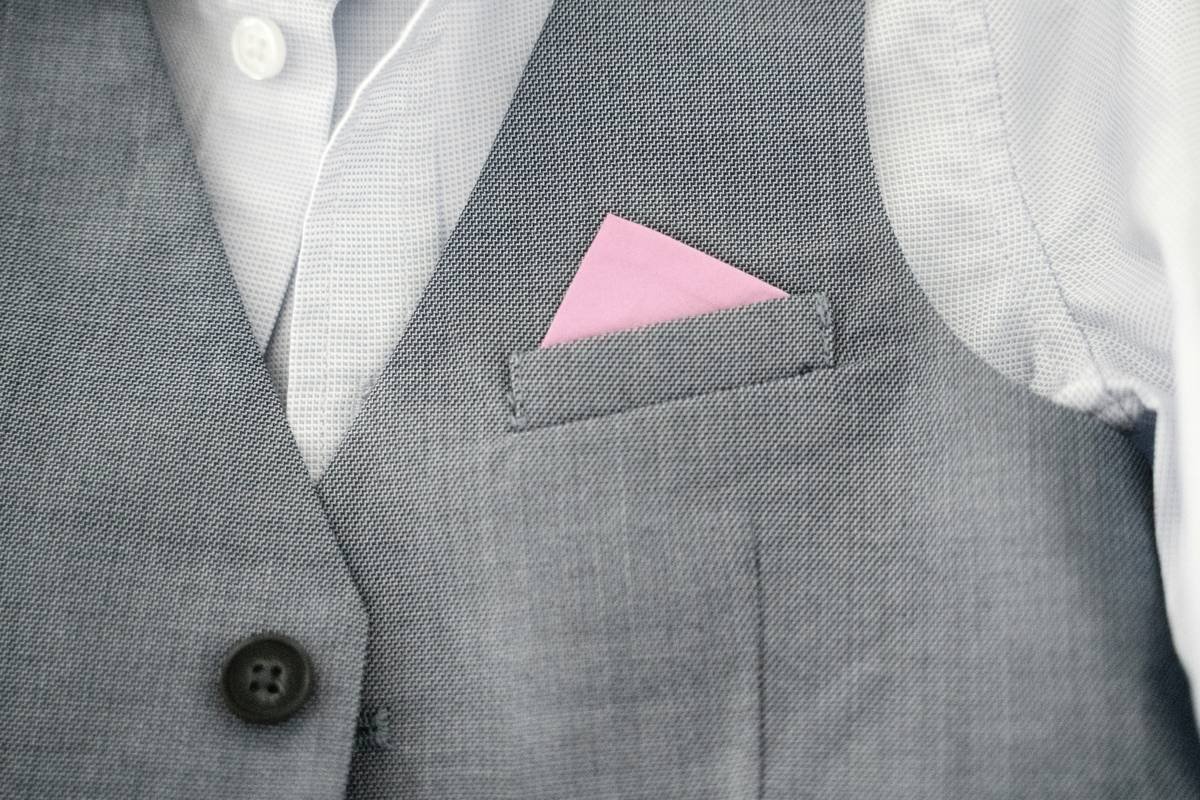 Infographic showing how pocket square folds correlate with confidence levels and social perception in wellness professionals